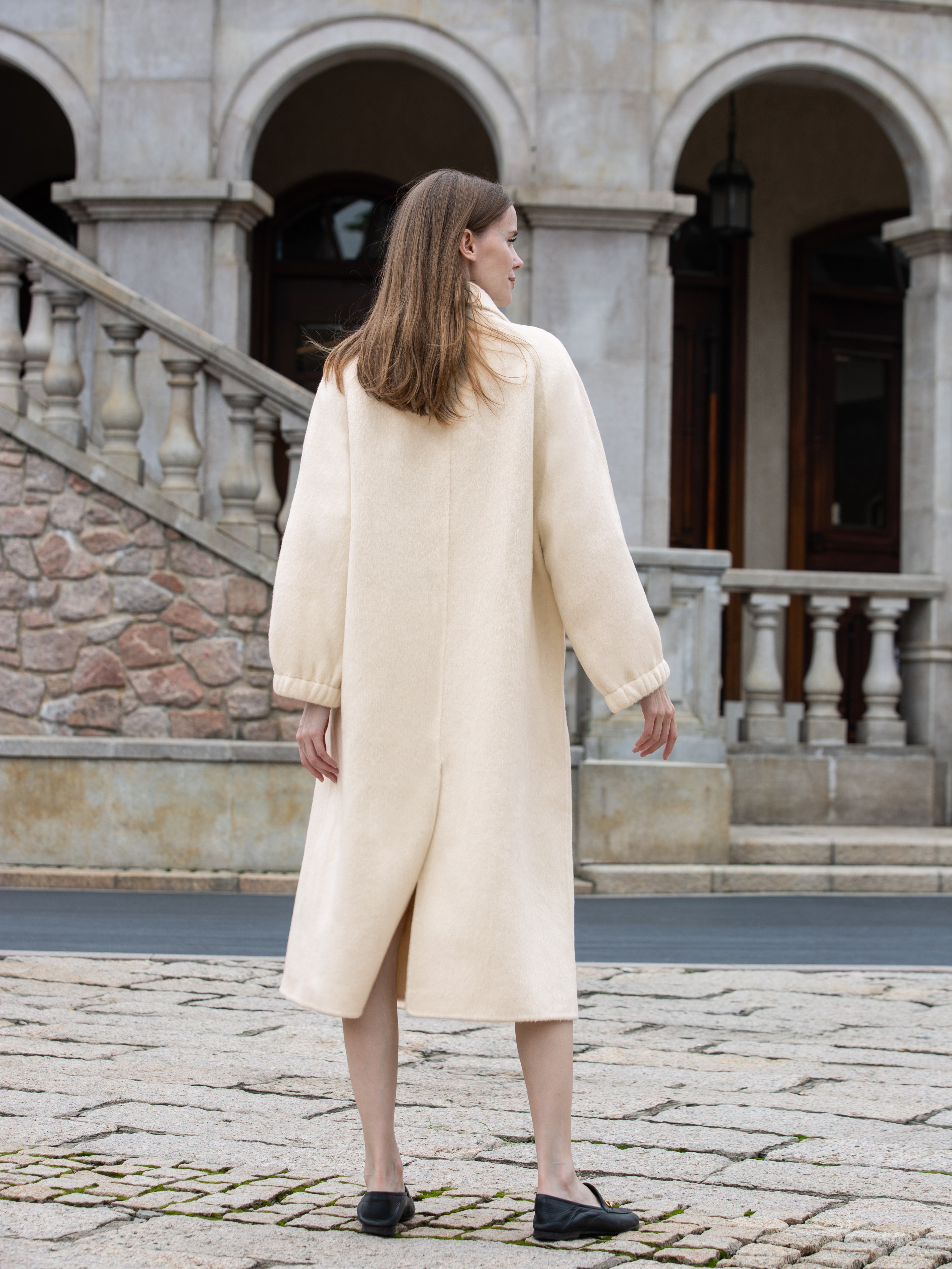 Wool coat with Tailored Collar and Cuffed Sleeves