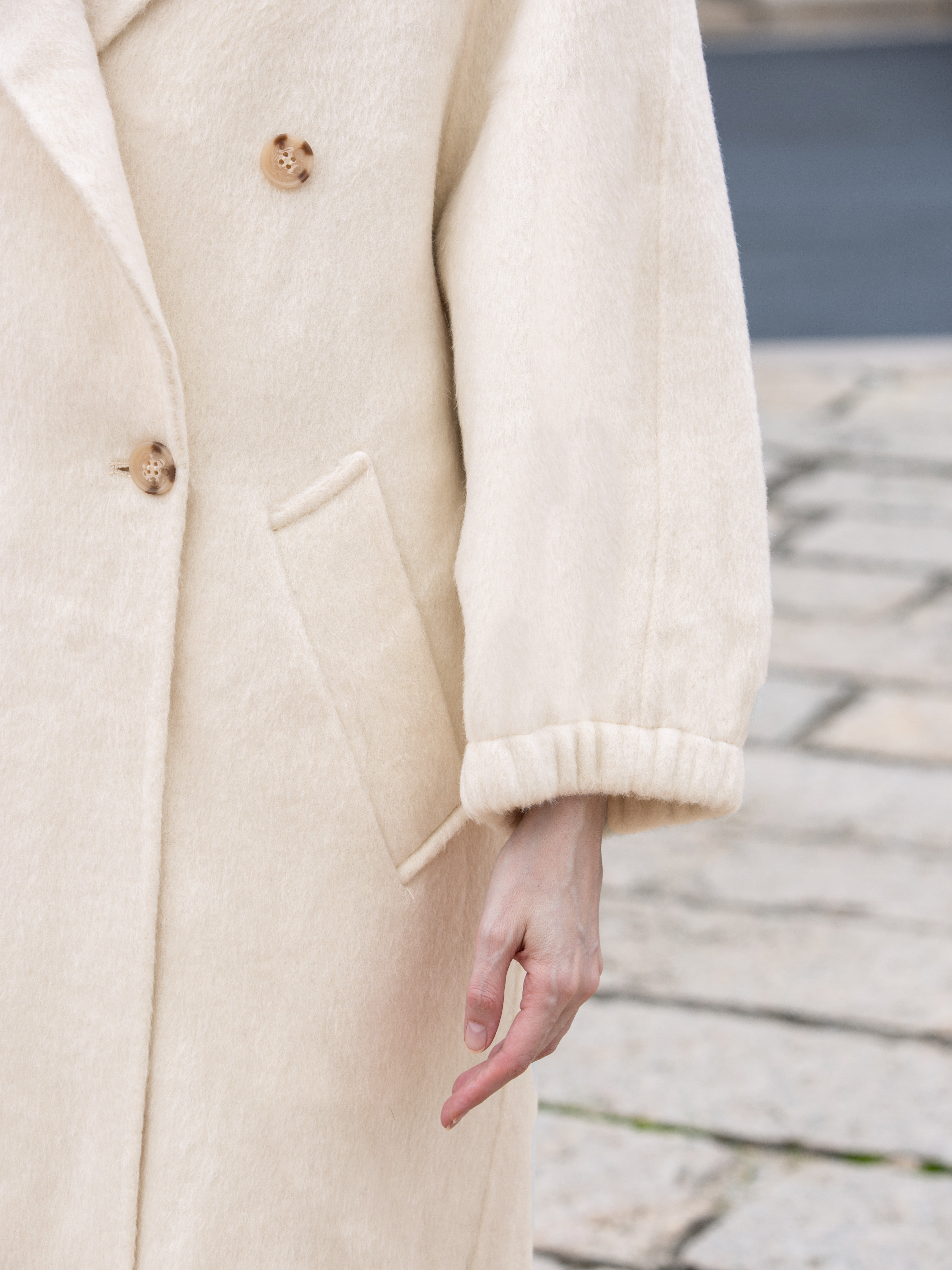 Wool coat with Tailored Collar and Cuffed Sleeves